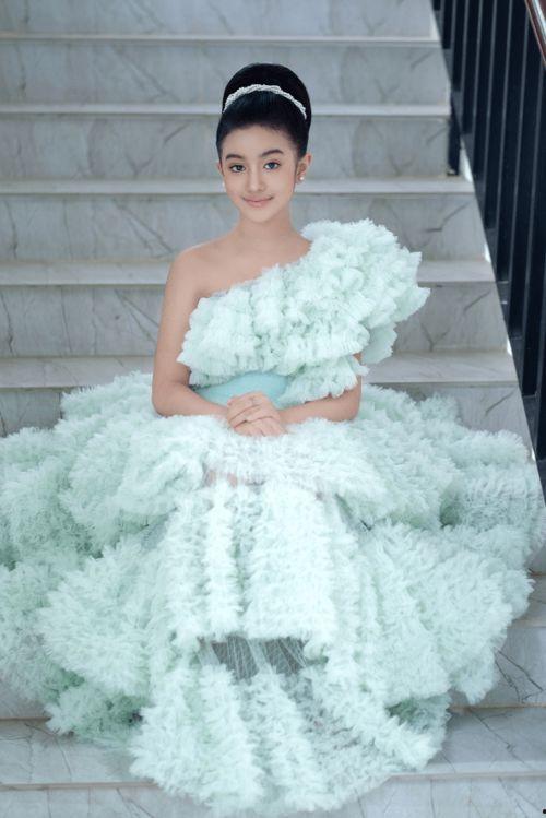 网红八卦小料最新爆料,神秘恋情曝光，当红小花与富二代男友甜蜜互动引热议  第3张