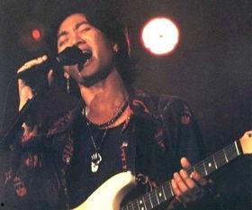 黄家驹趣事爆料新闻视频,揭秘摇滚传奇背后的幽默瞬间